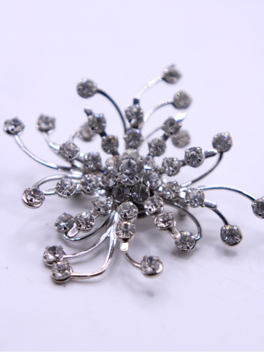 Vintage unsigned Silver tone Crystal starburst riveted Burst Brooch - Picture 2 of 5